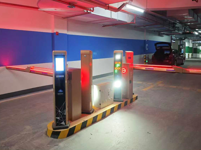 某商圈停車場采用 “安快” 車牌識別系統